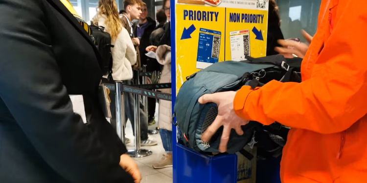ryanair-paga-empleados-maletas-fuera-medida