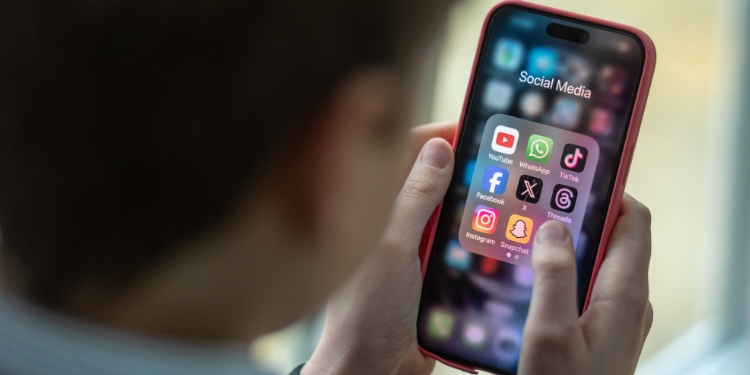 prohibir redes sociales a menores de 16 años