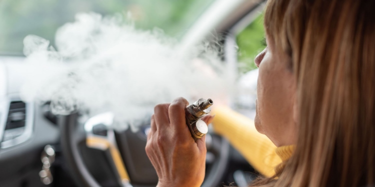 prohibir vapear en coches con menores