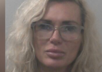mujer condenada por contrabando de armas