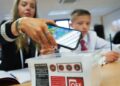 Inglaterra prohibirá móviles en escuelas