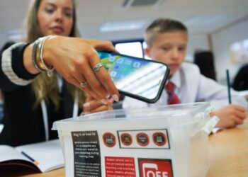 Inglaterra prohibirá móviles en escuelas