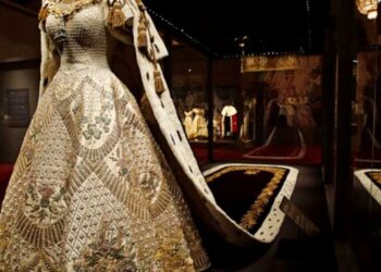 Palacio de Buckingham exhibe ropa Isabel II