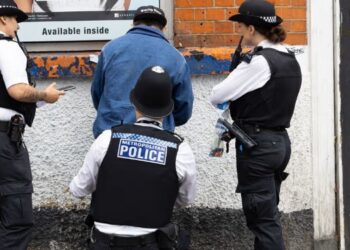 243 detenidos y 159 cuchillos incautados