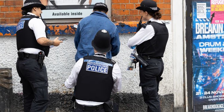 243 detenidos y 159 cuchillos incautados