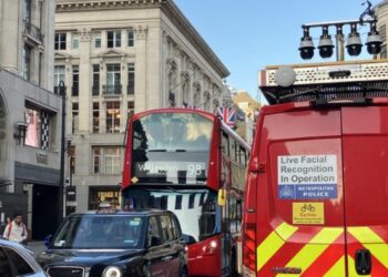 escaneo facial en Oxford Street