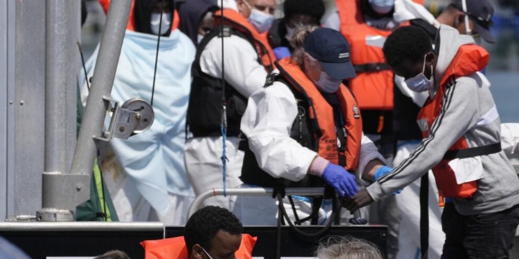 polémica ayuda a migrantes Reino Unido