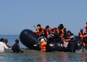 usar barcos de guerra contra migrantes