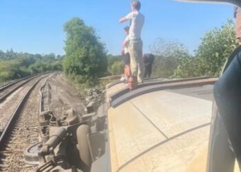 Tren descarrila en Gatwick