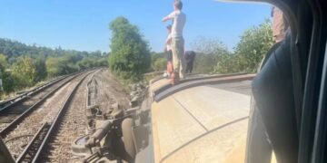 Tren descarrila en Gatwick